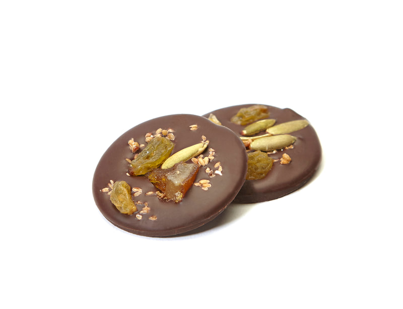 BETHENTINE
Dark chocolate topped with toasted sesame seed, juicy golden raisins, pepitas and candied orange slices.