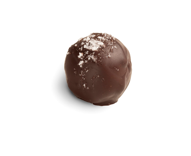 SALTED CARAMEL
Soft creamy caramel with a trace of rum, topped with sea salt for a burst of flavors. Dark shell. Gluten-free.