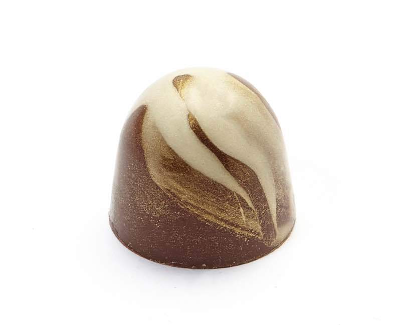 MILK & CHAMPAGNE
Creamy milk chocolate  animated with bubbly champagne. Gluten-free.